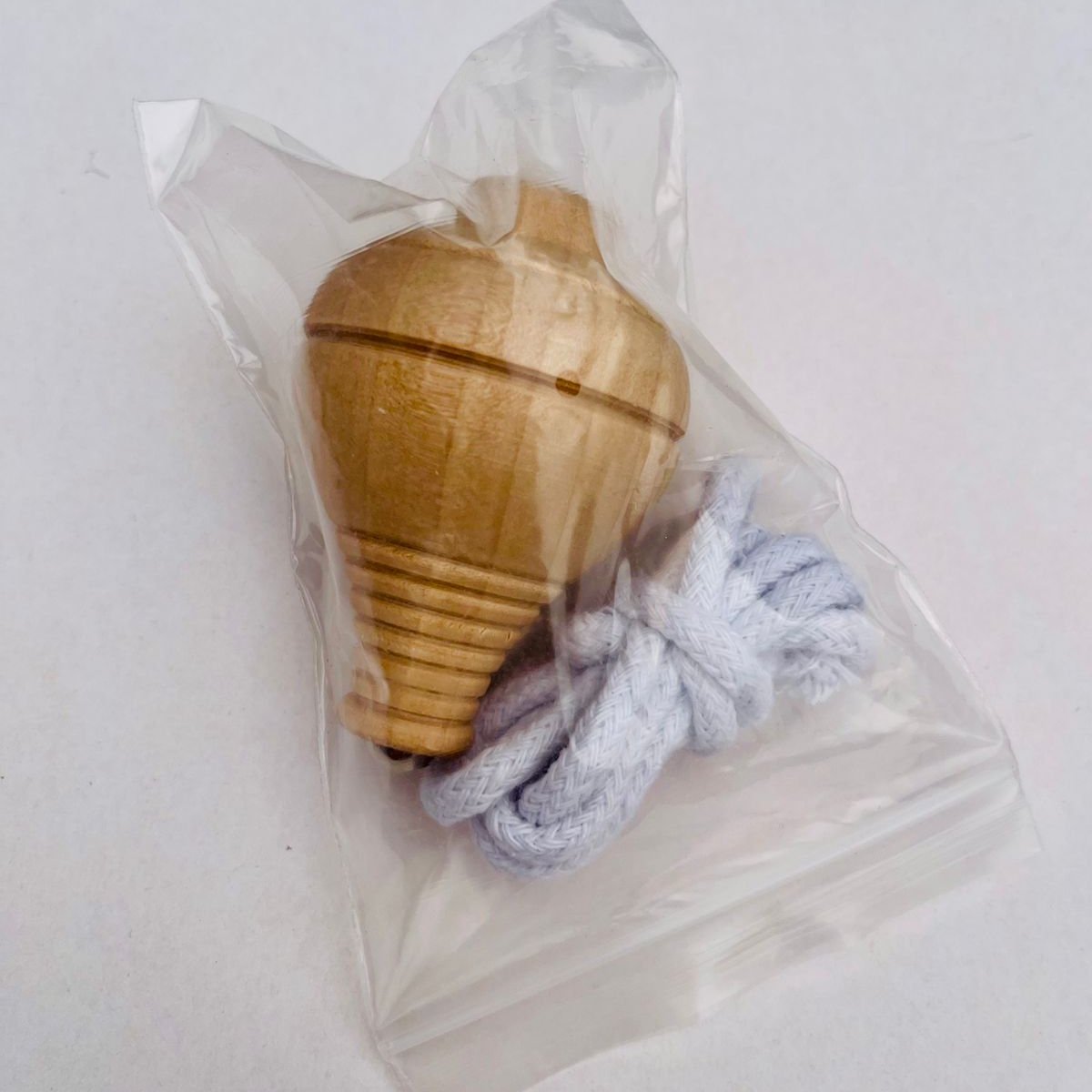 Aprende a lanzar y divertirte con un trompo seguro para niños